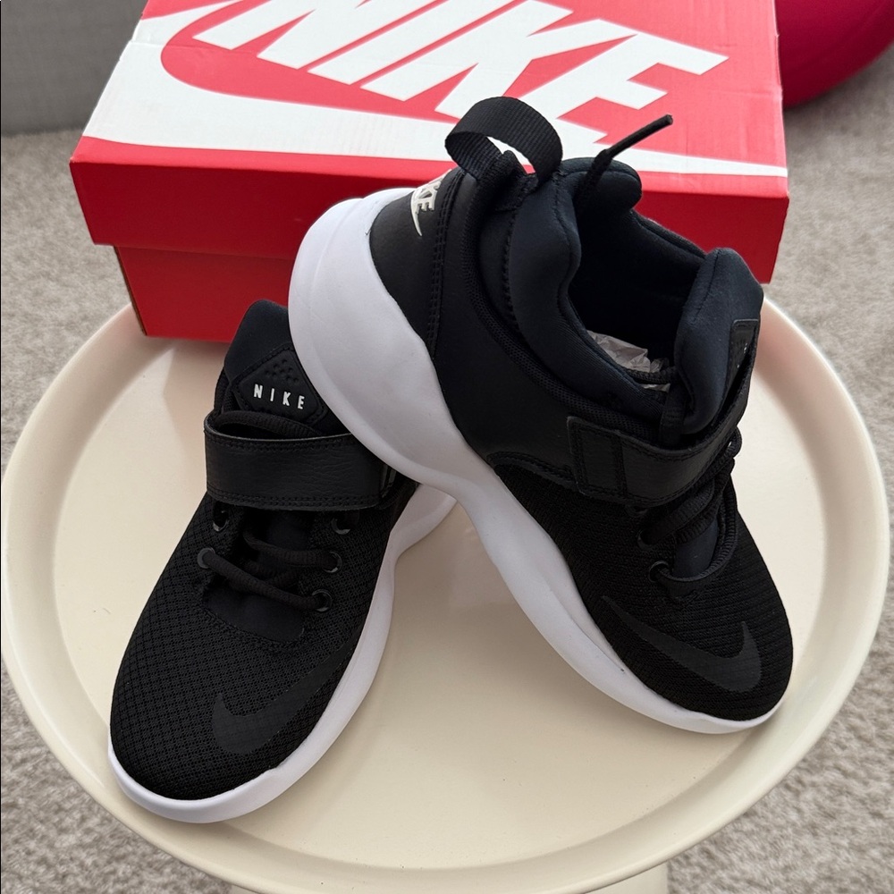NIB Nike Kids Black and White Sneakers